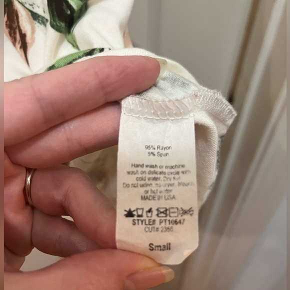 Flower print small top with gathered waist detail. - Picture 3 of 4